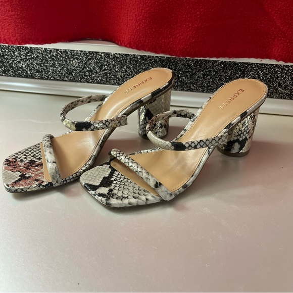 Expressss snakeskins block heels sandals. Size 7 - Picture 2 of 6